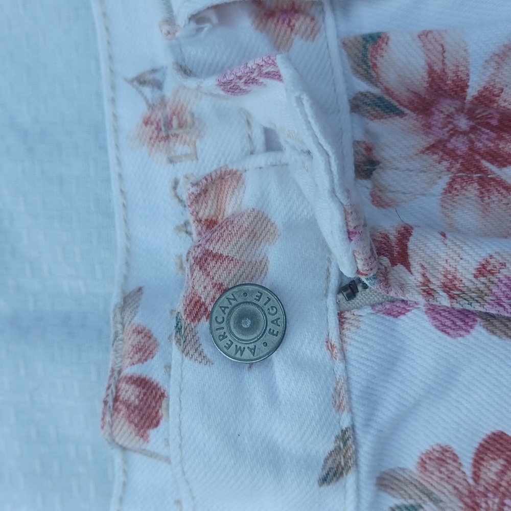 American Eagle Outfitters White Floral High Waist Shorts - Picture 2 of 10